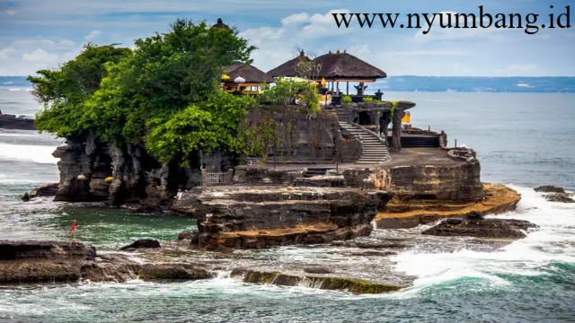 Pura Tanah Lot: Kuil Laut Legendaris yang Menyatu dengan Alam dan Spiritualitas Bali